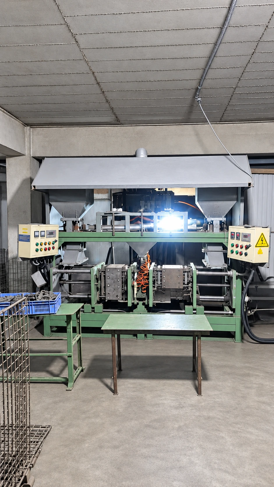 Resin-coated sand core shooting machine